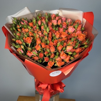 Букет из 31 кустовых оранжевых роз