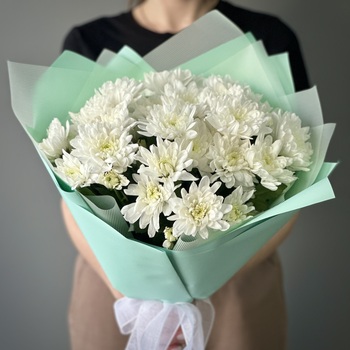 Букет из 7 белых кустовых хризантем