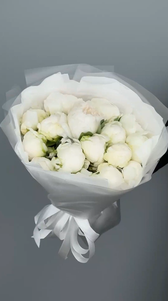 Букет из 15 белых пионов