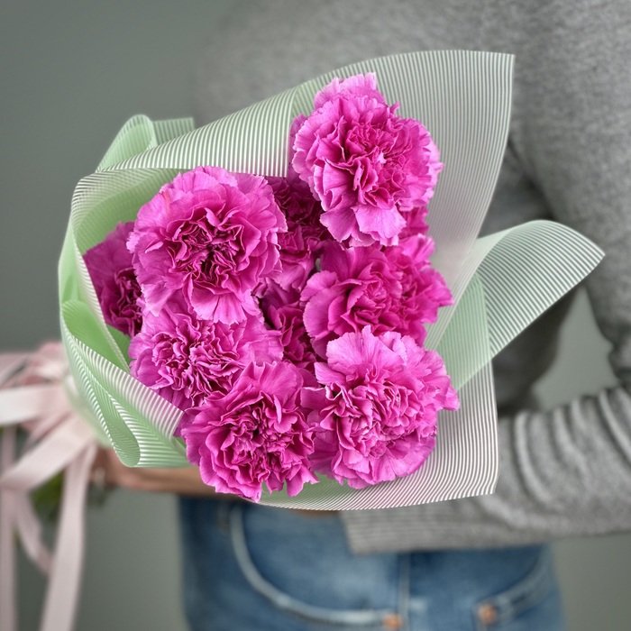 Букет из 11 малиновых гвоздик