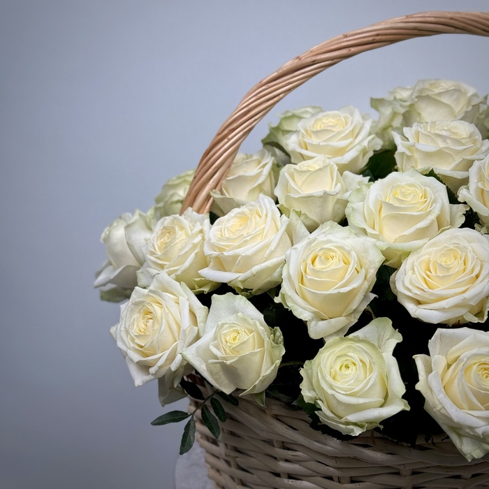 Корзина из 51 белой розы