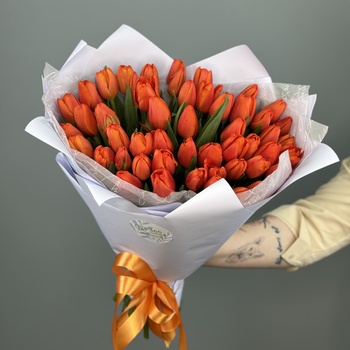 Букет из 51 оранжевых тюльпанов