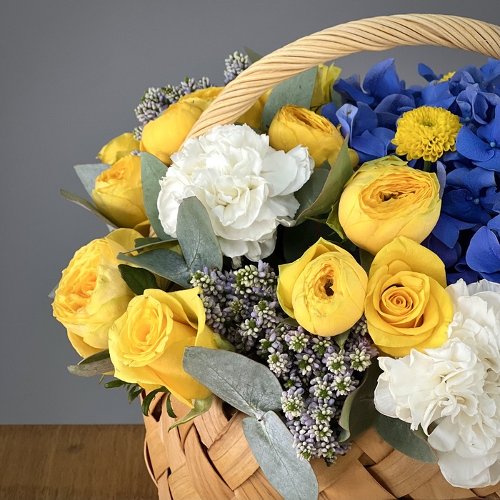 Цветы в корзине Утро в горах