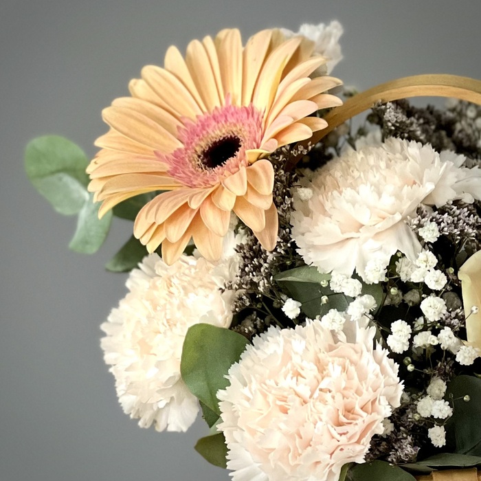 Цветы в корзине Миниатюра