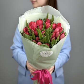Букет из 31 красных тюльпанов