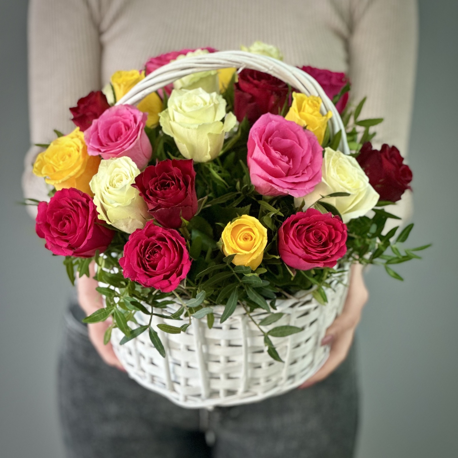 Корзина из 25 ярких роз
