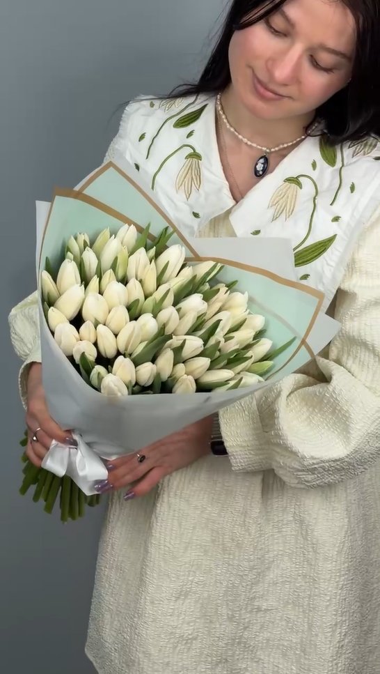 Букет из 71 белых тюльпанов