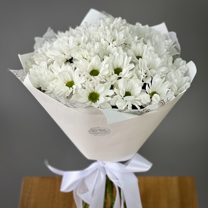 Букет из 1 белых кустовых ромашковых хризантем 