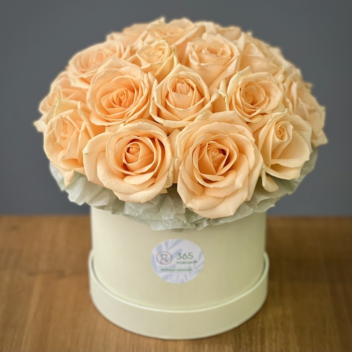 Кремовые розы в шляпной коробке S