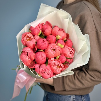 Букет из 21 коралловых пионов