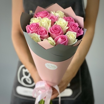 Букет из 15 белой и розовой розы 70 см