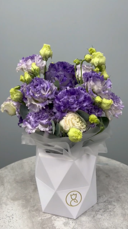 Фиолетовый лизиантус в шляпной коробке