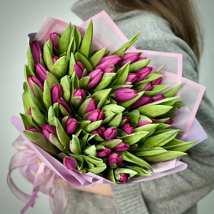 Букет из 41 фиолетовых тюльпанов