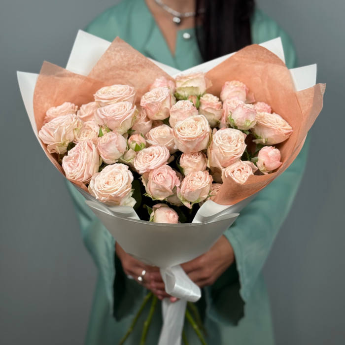 Букет кустовых пионовидных нежно-розовых роз  (9 шт)