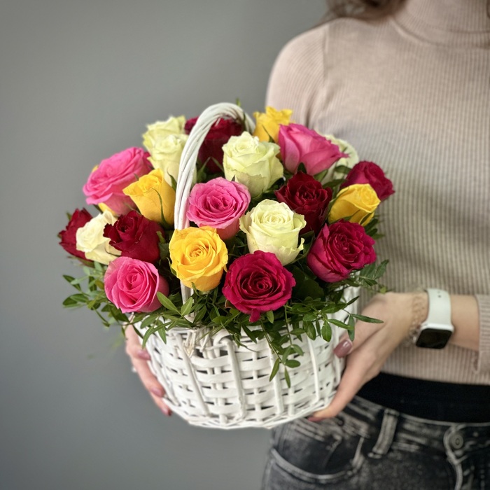 Корзина из 25 ярких роз