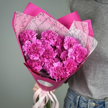 Букет из 15 малиновых гвоздик