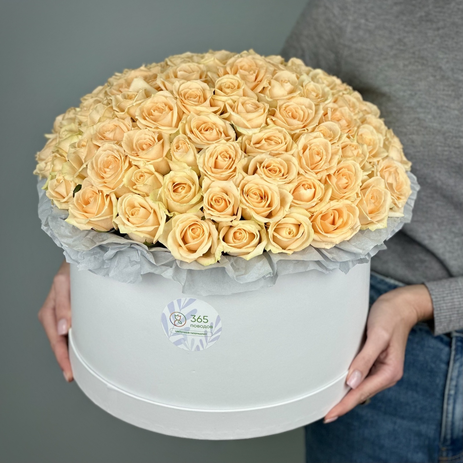 Кремовые розы в шляпной коробке XL