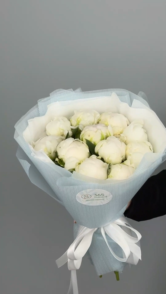 Букет из 11 белых пионов