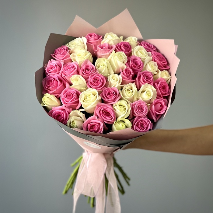 Букет из 71 белой и розовой розы 50 см