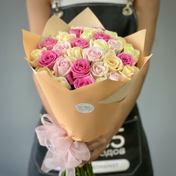 Букет из 31 нежной розы 70 см