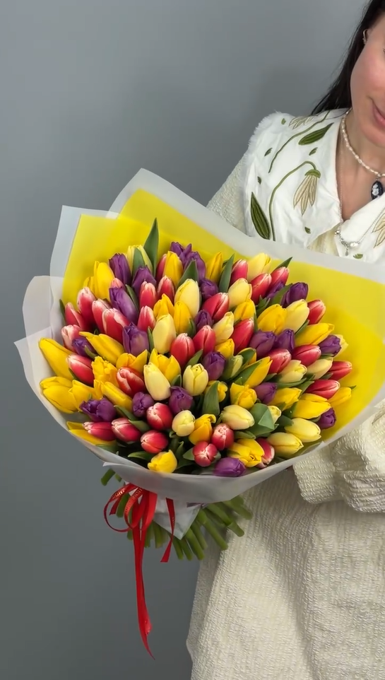 Букет из 101 тюльпанов яркий микс