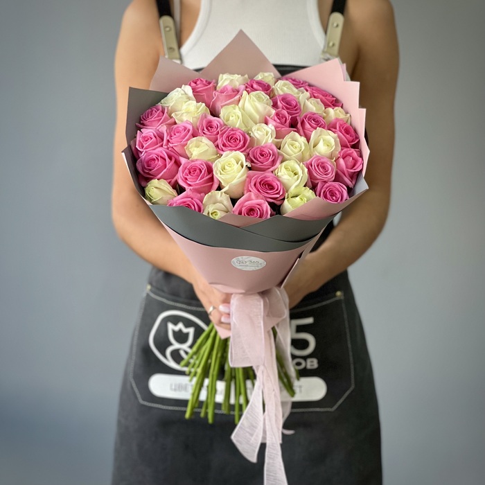 Букет из 71 белой и розовой розы 50 см