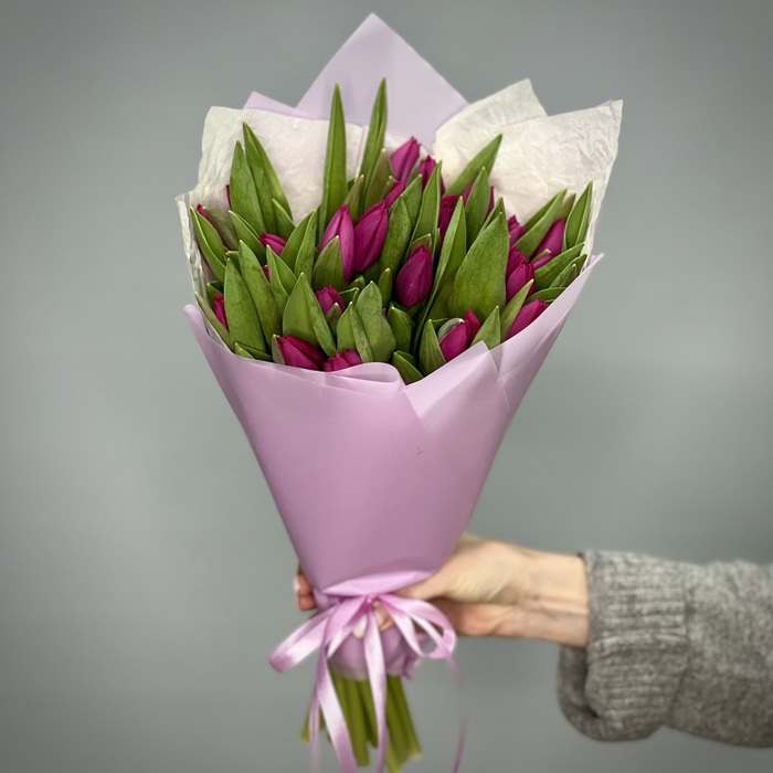 Букет из 25 фиолетовых тюльпанов