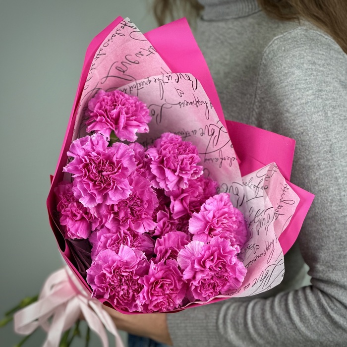 Букет из 15 малиновых гвоздик