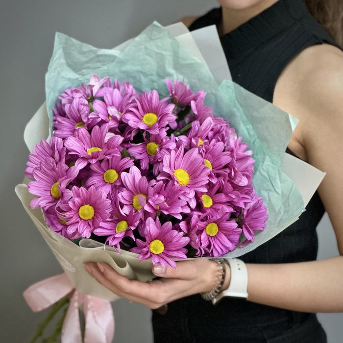 Букет из 7 сиреневых кустовых ромашковых хризантем