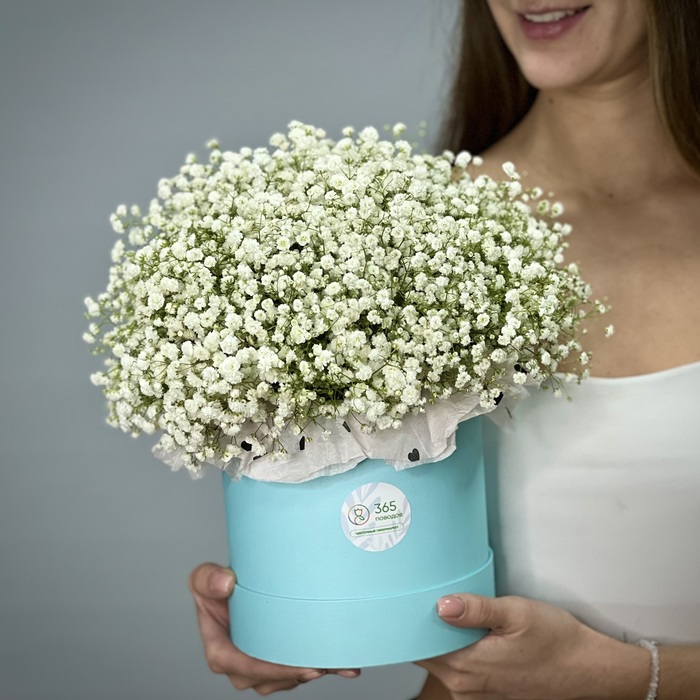 Белая гипсофила в шляпной коробке S