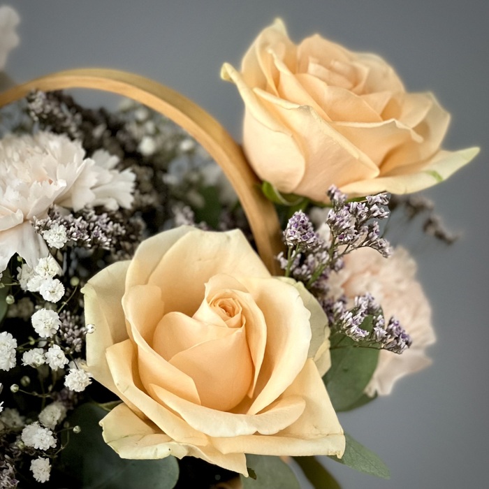 Цветы в корзине Миниатюра