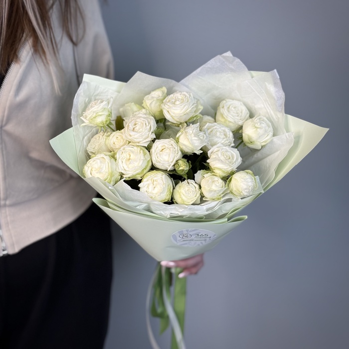 Букет из 9 кустовых пионовидных белых роз